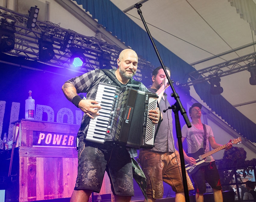 Allgäu Power ist eine der Partybands, die abends in der Holzhamer Hütte für Stimmung sorgen.