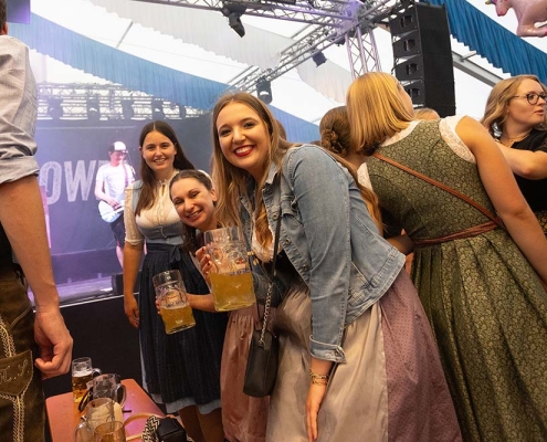 Partystimmung in der Holzhamer Hütte auf dem Karpfhamer Fest.